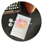 Notitieboekje met potlood en puntenslijper