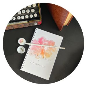 Notitieboekje met potlood en puntenslijper