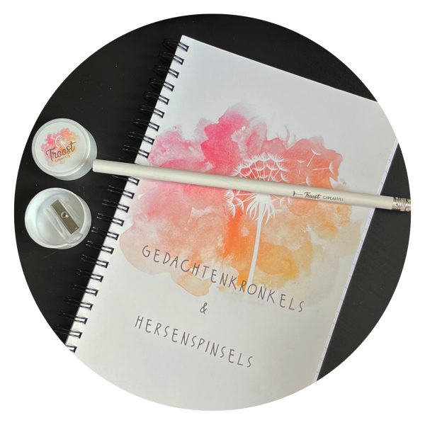 Notitieboekje met potlood en puntenslijper