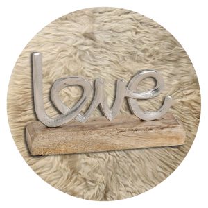 Houten standaard met LOVE