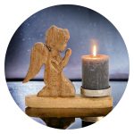 Houten engel met standaard kaars