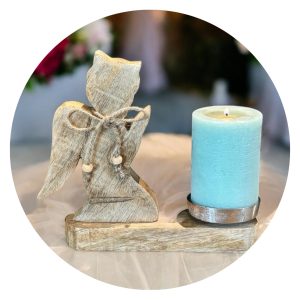 Houten engeltje met ruimte voor kaars