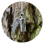 Urnketting met vleugeltje en vlinder