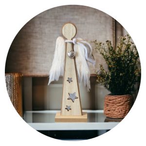 Houten engel met bonte vleugeltjes