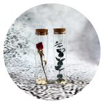 Stolpjes met roos en eucalyptus