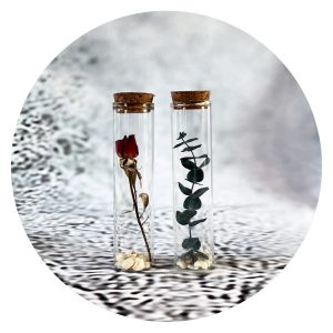 Stolpjes met roos en eucalyptus