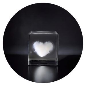 Wolkje in glas zwarte achtergrond