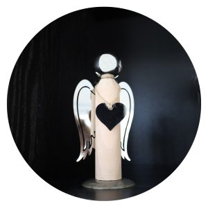 Houten engel metalen vleugels