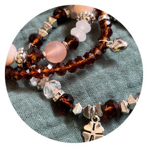 Set van drie bruine armbanden