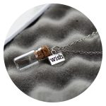 Ketting flesje met 1 pluisje