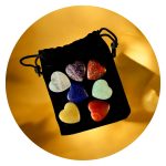 Chakrastenen hartvorm in fluwelen zakje