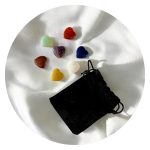 Chakrastenen hartvorm in fluwelen zakje