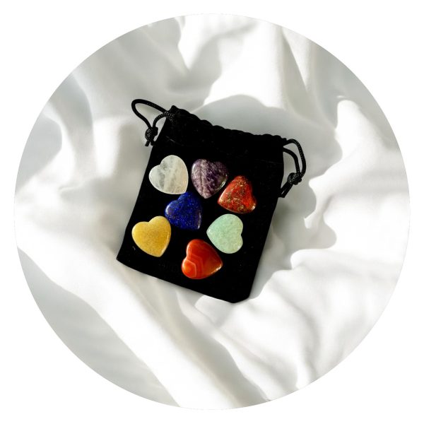 Chakrastenen hartvorm in fluwelen zakje