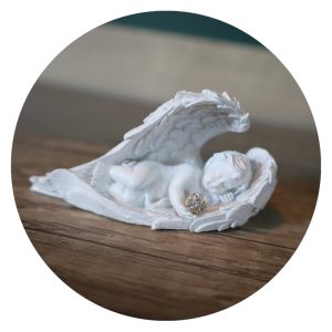 Vredig engeltje met steentje