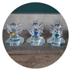 Glazen engeltjes met gekleurd kristal