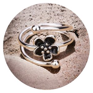Ring met zwart bloemetje