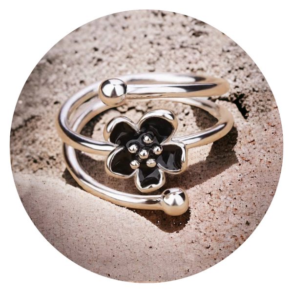 Ring met zwart bloemetje