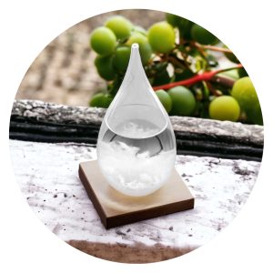 Stormglas in de vorm van een druppel op houten voet