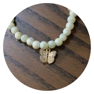 Armbandje met schildpad en vlinder