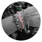 Kristallen armbandje rozenkwarts met goudkleurig hartje
