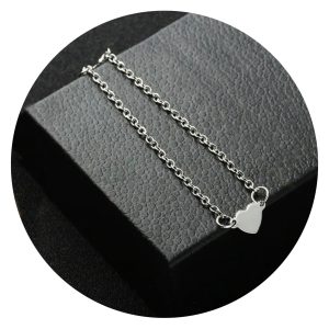 Armbandje met zilverkleurig hartje