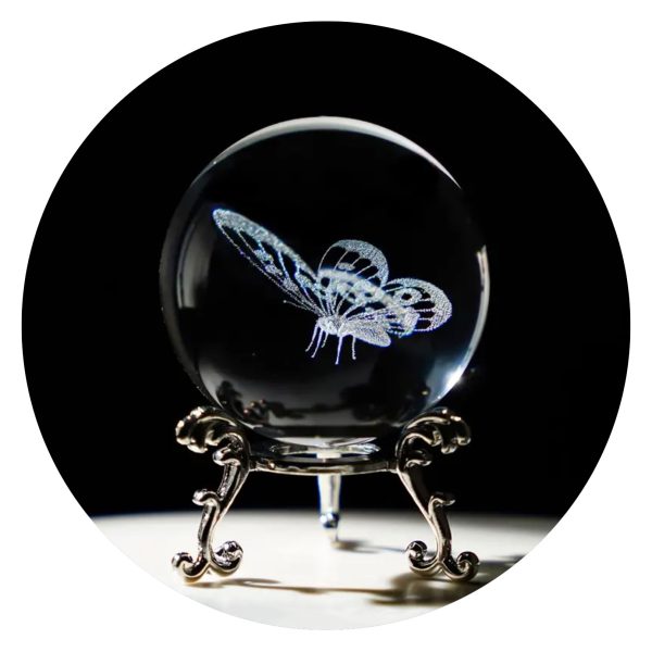 Vlindertje in glazen bol op voetje
