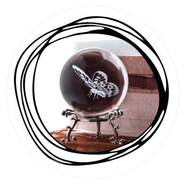 Vlindertje in glazen bol op voetje