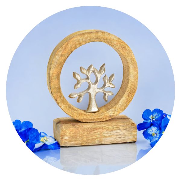 Metalen boom op mangohouten voet