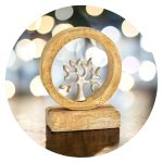 Metalen boom op mangohouten voet