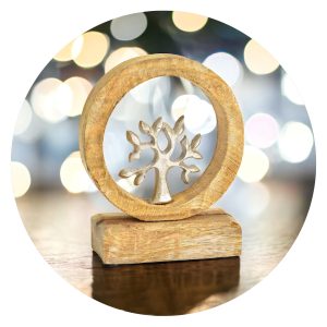 Metalen boom op mangohouten voet