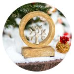 Metalen boom op mangohouten voet