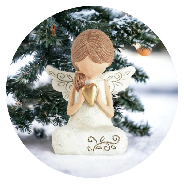 Engeltje geknield met gouden hartje