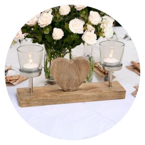 Houten hart met twee lichtjes