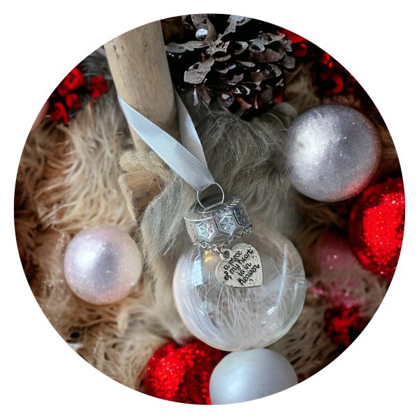 Kerstbal met veertje en tekst a piece of my heart is in heaven