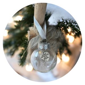 Kerstbal met veertje en tekst a piece of my heart is in heaven