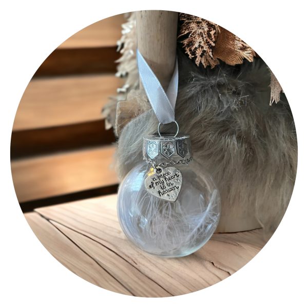 Kerstbal met veertje en tekst a piece of my heart is in heaven