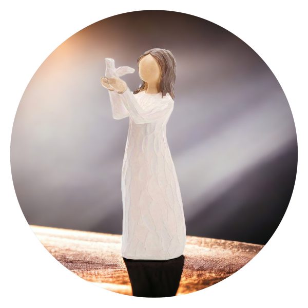 Beeldje van een meisje met vogeltje