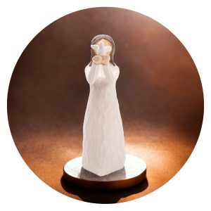 Beeldje van een meisje met vogeltje