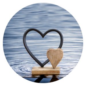 Houten en metalen hart op mangohouten voet