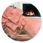 Armband met roze bloemetjes en strikje