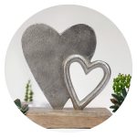 Dubbel metalen hart op houten voet