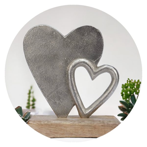 Dubbel metalen hart op houten voet