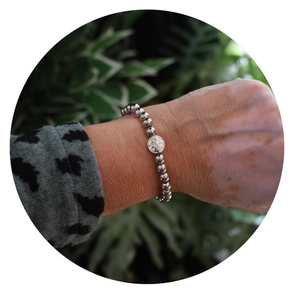 Armband zilverkleurige kralen achterkant