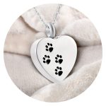 Urnketting met pootafdrukken