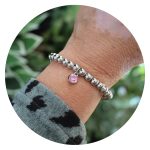 Armband zilverkleurige kralen met roze steentje