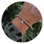 Armband zilverkleurige kralen met wit steentje