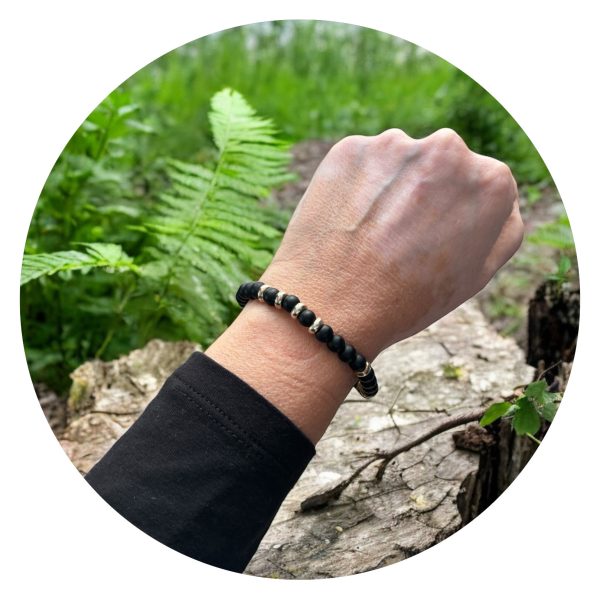 Armband Zwarte kraal met veertje