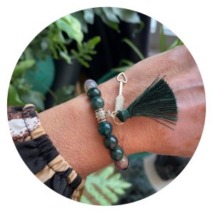 Armband donkergroen met kwastje en bedel