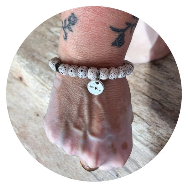 Armband gespikkeld met hartje