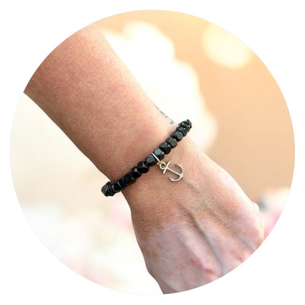 Armband met hoekige zwarte houten kralen en ankertje